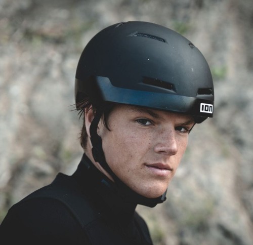 48230-7202_Kask-do-sportów-wodnych-ION-Mission-Helmet-on-model-2025-Black.jpg