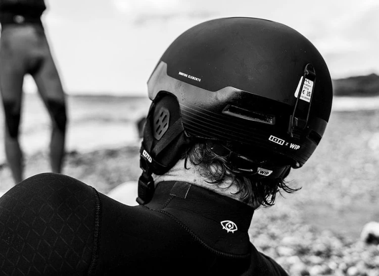 48230-7202_Kask-do-sportów-wodnych-ION-Mission-Helmet-on-the-beach-2025-Black.jpg