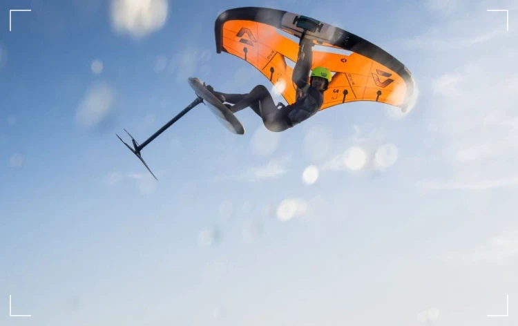 Szkrzydło_Duotone-Unit-in-the-air-2026-bright-orange.jpg