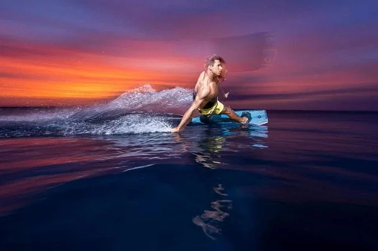 Deska-Duotone-Jaime-SLS-twin-tip-kiteboard-on-the-water-at-the-sunset-2026.jpg
