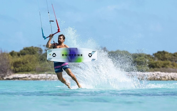 Deska-Duotone-Select-SLS-tricks-one-the-water-Twin-Tip-kiteboard-2026.jpg