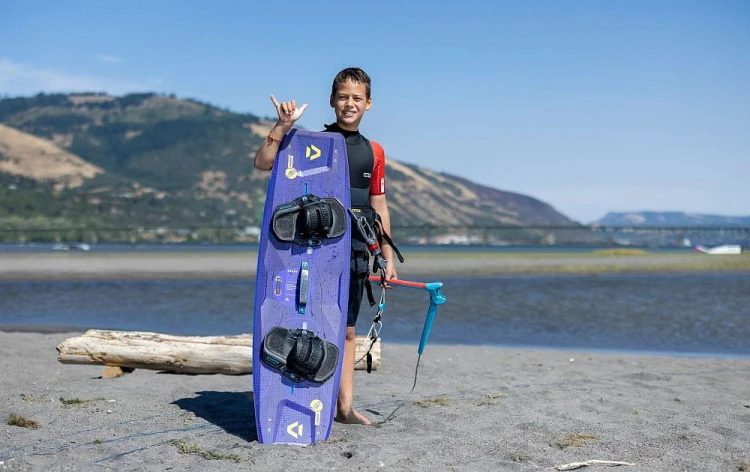 Deska-Duotone-Shred-kiteboard-with-young-boy-on-the-picture-2026.jpg
