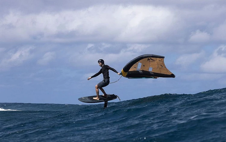 Deska-Skybrid-SLS-wing-board-one-the-waves-with-professional-surfer-2026-from-duotone-wingfoiling.jpg