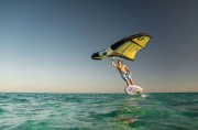 Skrzydło-Duotone-Ventis-FS-hanging-up-with-one-hand-2026-yellow-dark-blue.jpg