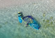 DTW-żagiel-Duotone-E-Pace-with-windsurf-board-Eagle-SLS-on-the-beach-2025.jpg