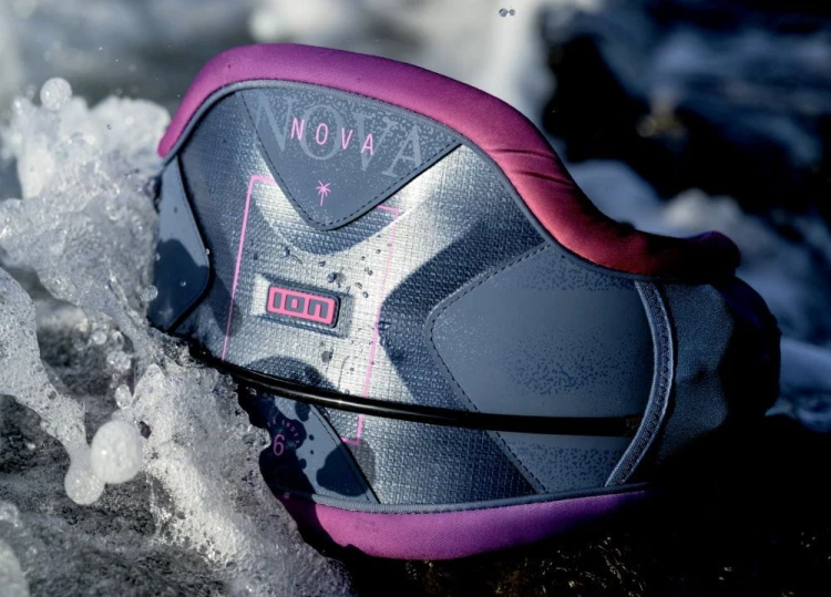 48233-4727_Trapez-Ion-Nova-on-water-2023-Pink-Gradient.jpg