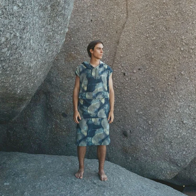 48260-7093_Poncho-Ion-Element-on-model-front-2026-Under-Water.jpg