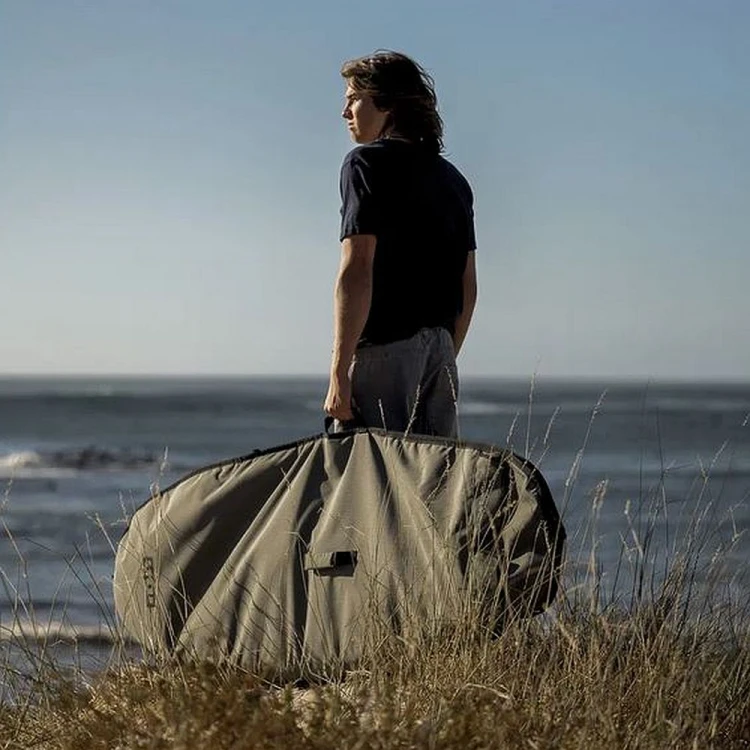 48260-7034_Pokrowiec-Ion-Wing-Boardbag-Core-with-surfer-on-picture-2026-Sage-Gray.jpg
