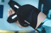 Ochraniacze-na-kolana-ion-wing-sleeve-knee-on-surfer-2026.jpg