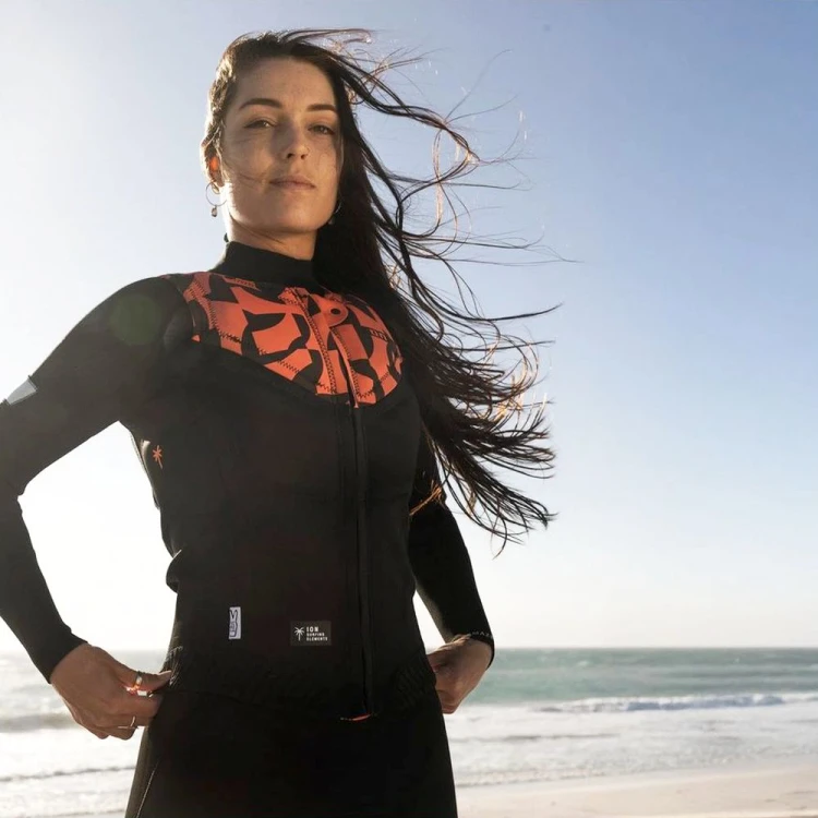48233-4169-kamizelka-damska-do-wind-and-kitesurfing-Ion-Ivy-on-model-girl-2026-Tiger-Coral.jpg