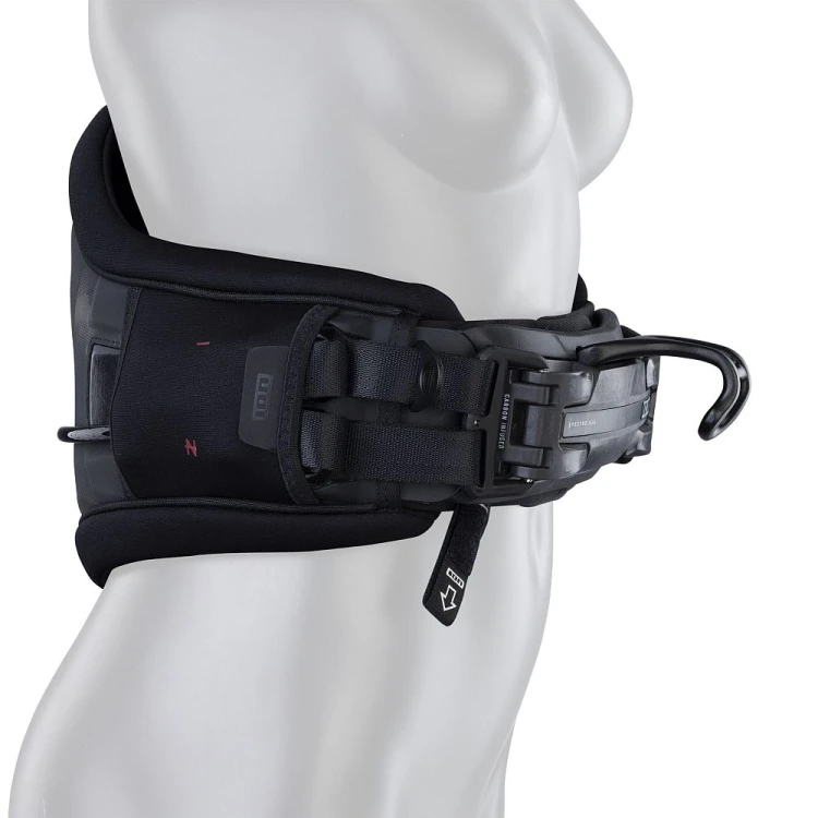 48253-4727-Trapez-Ion-Nova-side-view-on-model--2026-Black.jpg