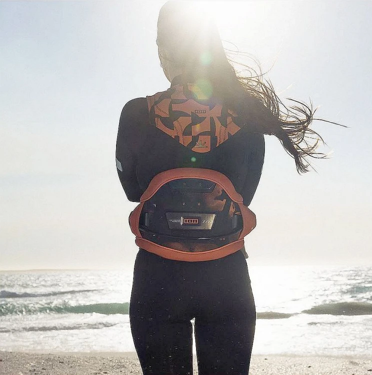 48253-4727-Trapez-Ion-Nova-back-view-on-lady-kitesurfer-2026-tiger-coral.jpg