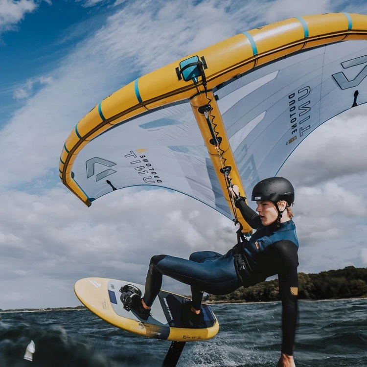 Trapez-wing-Ion-ARC-on-surfer-connected-2026-black.jpg