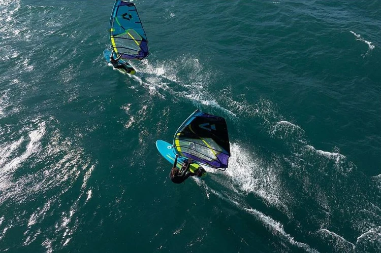 Deska-windsurf-Duotone-Eagle-2025-on-racing-course.jpg