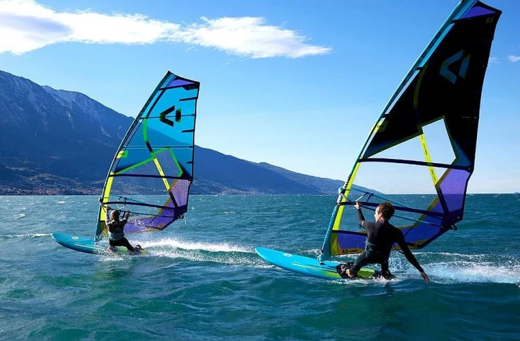 Deska-windsurf-Duotone-Eagle-2025-turquoise-on-the-water.jpg