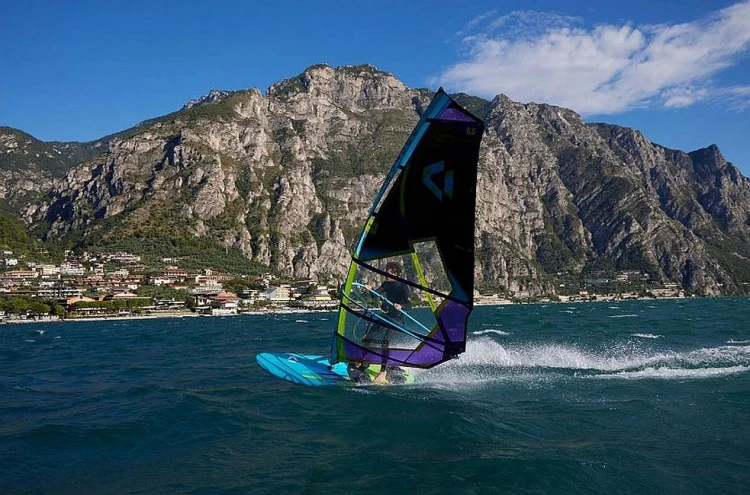 Deska-windsurf-Duotone-Eagle-2025-with-epace-sail.jpg